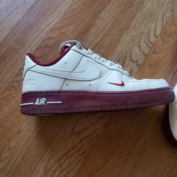 Nike Air Force 1 '07 SE 40th Anniversary Burgandy & White Womans 6.5 Sneakers - Picture 5 of 11